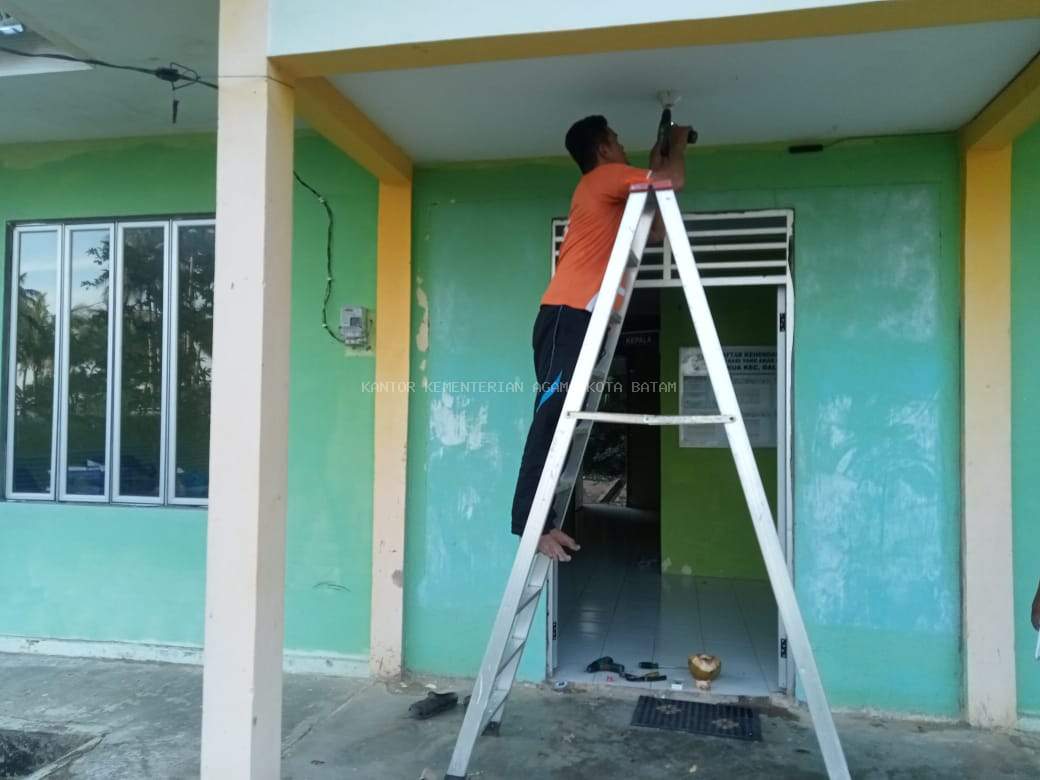 Gotong Royong Wujudkan Lingkungan Nyaman di KUA Galang
