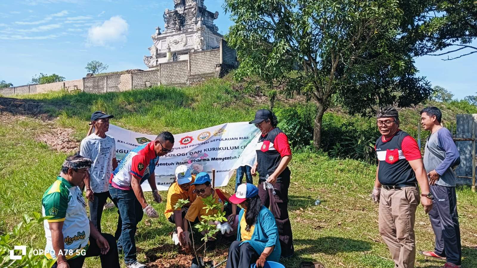 Sinergi Ekoteologi dan Kurikulum Cinta, Umat Hindu Batam Hijaukan Lingkungan Pura