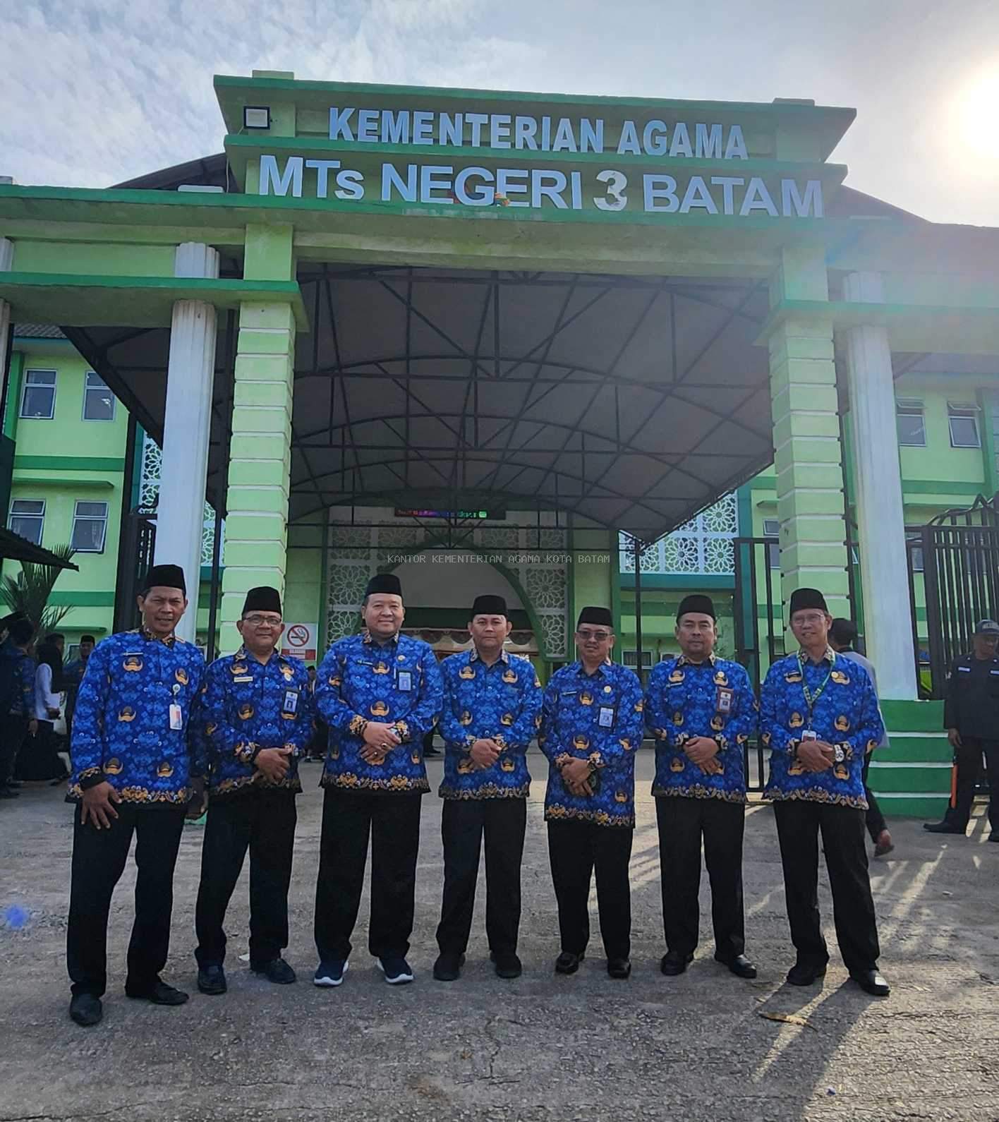 KUA Bengkong Kenakan Seragam Korpri, Ikuti Upacara Sumpah Pemuda ke-97 di MTsN 3 Batam
