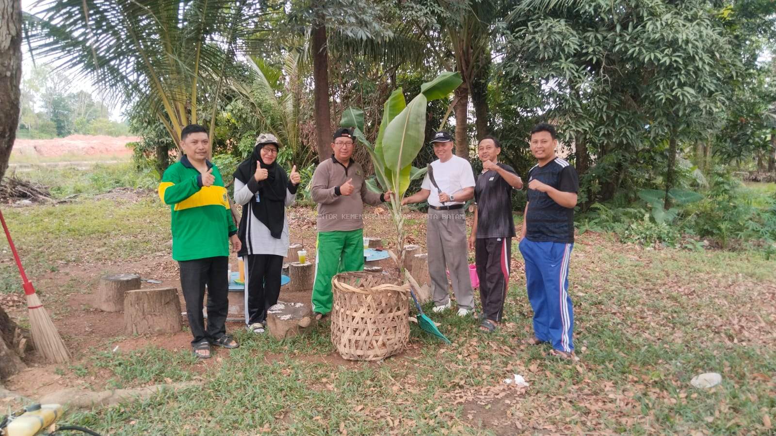 KUA Nongsa Gelar Goro dan Tanam Pohon Pisang Wujudkan Ekoteologi di Lingkungan Kantor