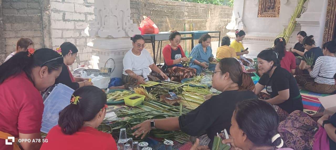 Ngayah Mejejahitan Jadi Wujud Bakti Umat Hindu Batam Sambut Piodalan
