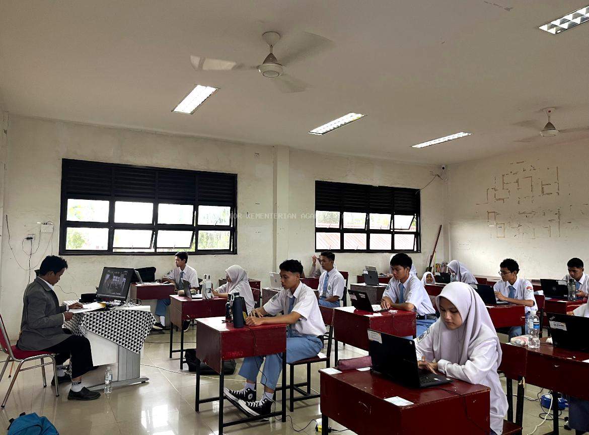 Pelaksanaan Tes Kemampuan Akademik (TKA) Hari Pertama di MAN 1 Kota Batam Berjalan Lancar dan Tertib