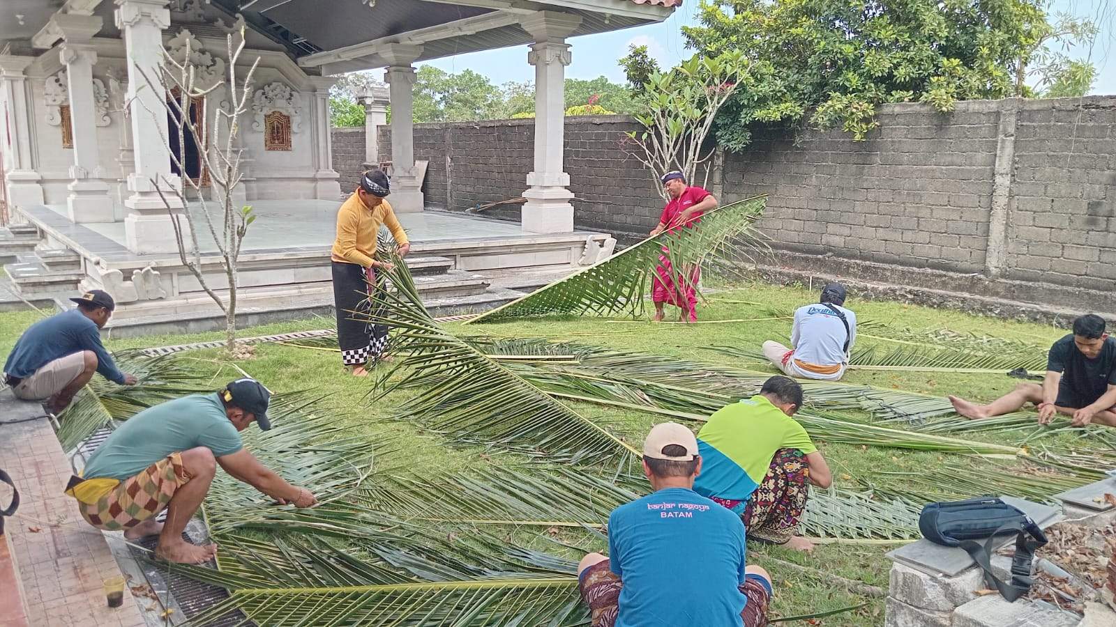 Semangat Kebersamaan Warnai Ngayah Membuat Klangsah di Pura Agung Amerta Bhuana