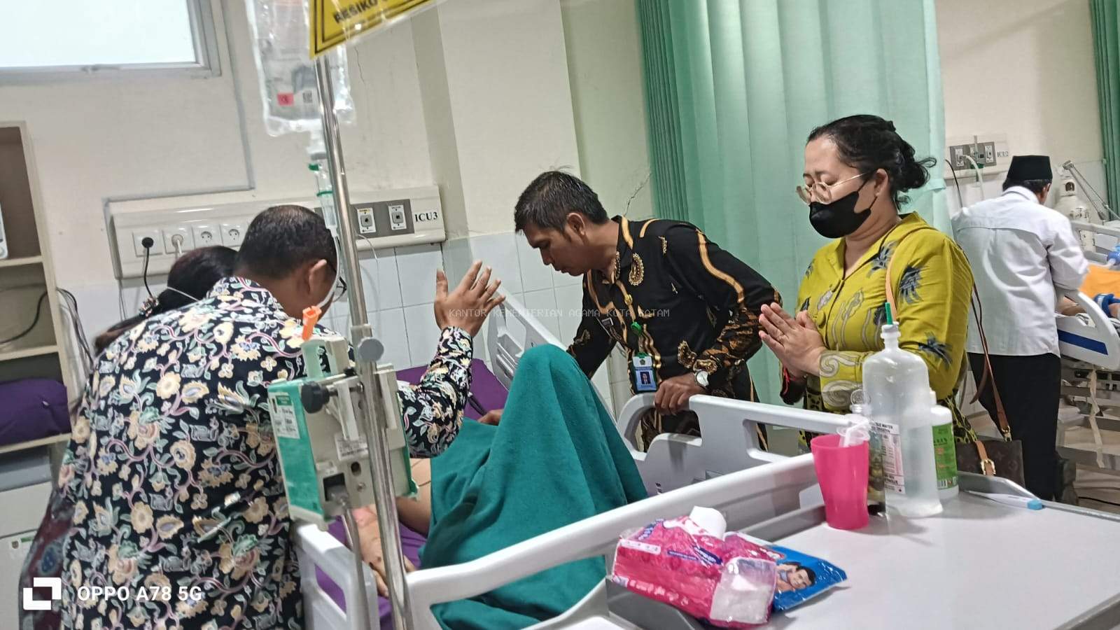 Sentuhan Kasih Pokjaluh di Tengah Pasien RSUD Embung Fatimah