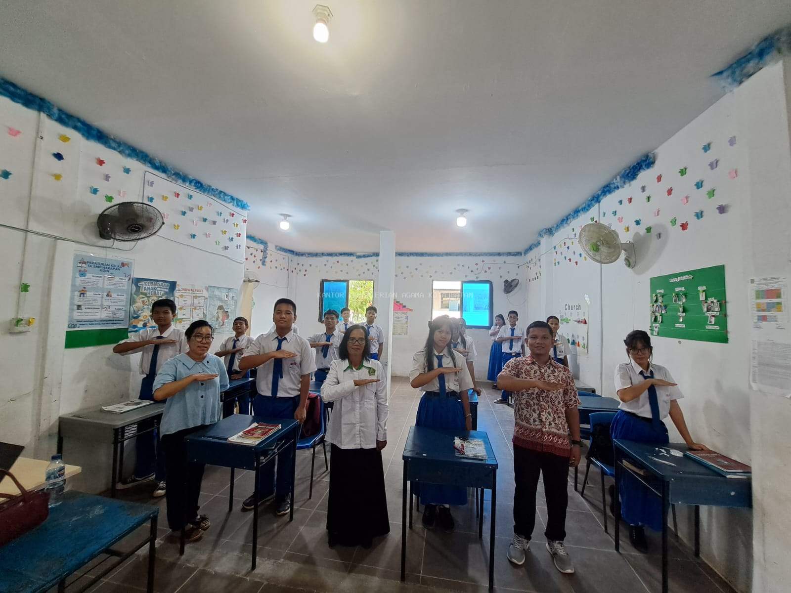 Pengawas PAK Kemenag Batam Tekankan Moderasi Beragama di SMP Harapan Koin