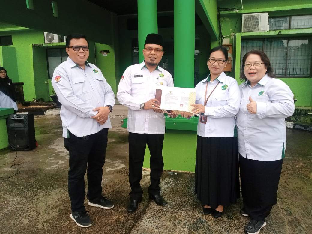 Apel Pagi Kemenag Batam: Penguatan Kinerja dan Pelepasan Pegawai Purna Tugas