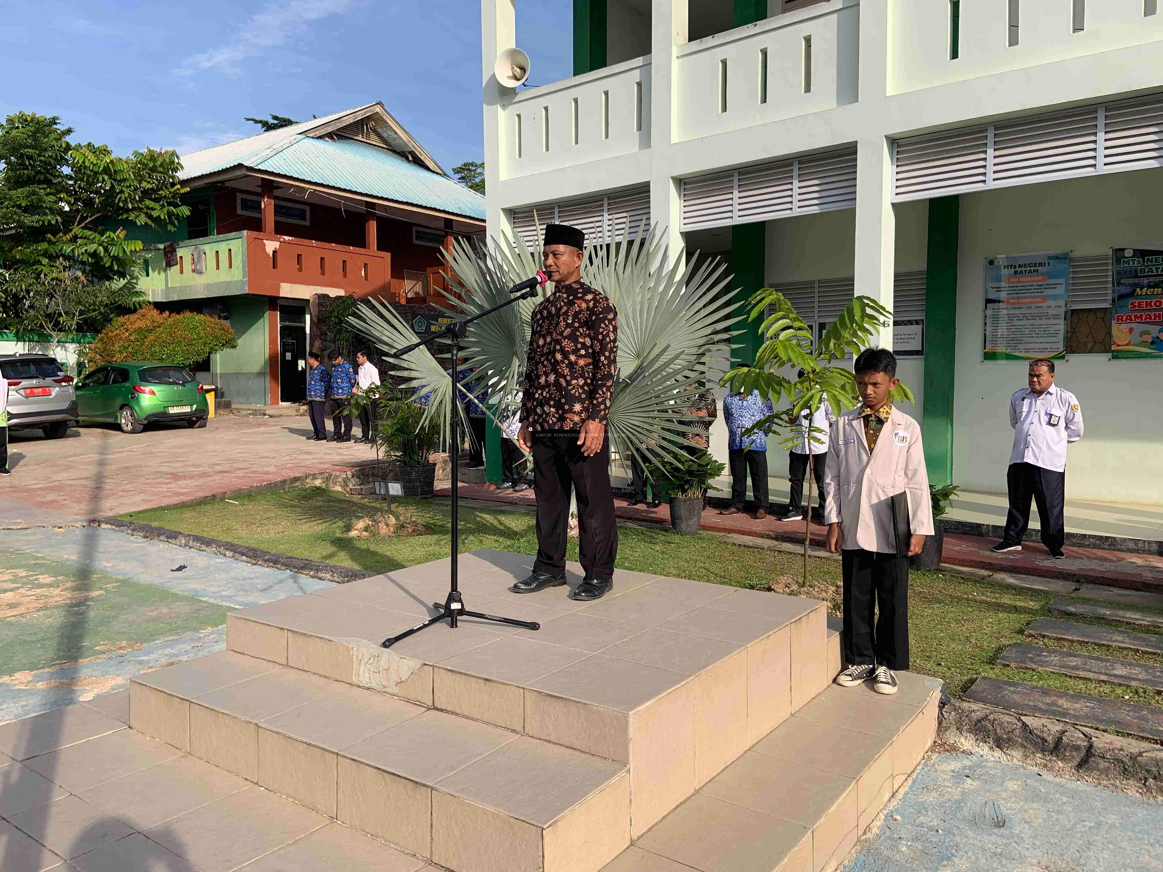 MTsN 1 Batam Melaksanakan Upacara Bendera Memperingati Hari Sumpah Pemuda ke-97