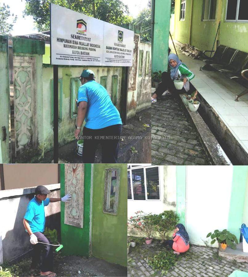 KUA Belakang Padang Wujudkan Lingkungan Kerja Asri Melalui Gotong Royong Bersama
