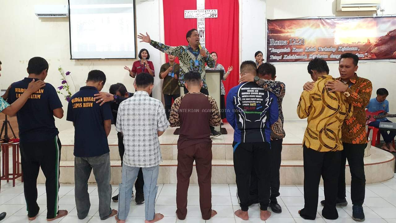 Pokjaluh Agama Kristen Sampaikan Kabar Baik “Menjadi Ciptaan Baru di Dalam Kristus” di Lapas Kelas IIA Batam
