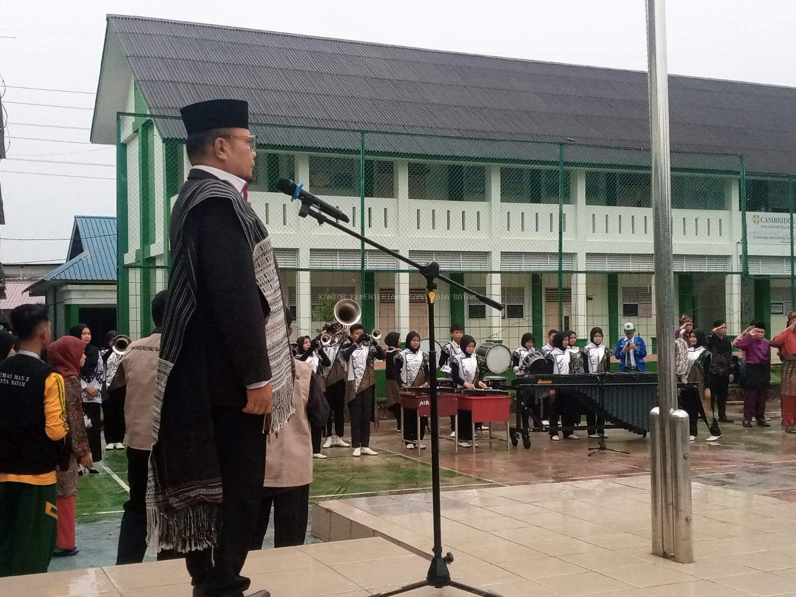 Semangat Guru Tak Surut, Upacara HGN di MTsN 1 Batam Tetap Hikmat Meski Hujan