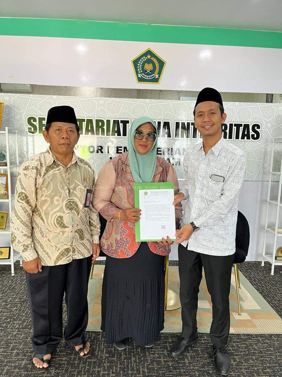 Penyerahan Dukungan “English for School” untuk MI dan MTs Raudhatul Qur’an