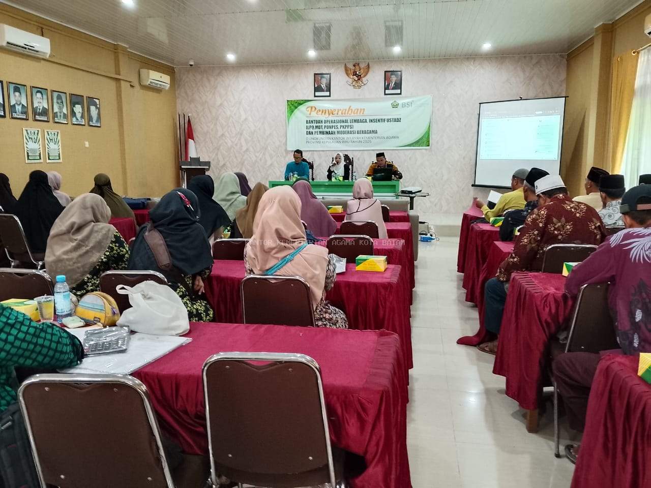 Kanwil Kemenag Kepri Salurkan BOP dan Insentif bagi 134 Ustadz di Kota Batam