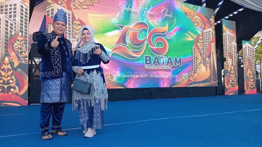 Tampil dengan Busana Jambi, Kakankemenag beserta Istri Semarakkan Pawai Budaya HJB ke-196