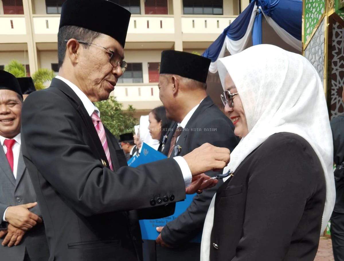 Sempena HAB ke-80 Kemenag Kota Batam, Wali Kota Amsakar Achmad Sematkan Satyalancana Karya Satya