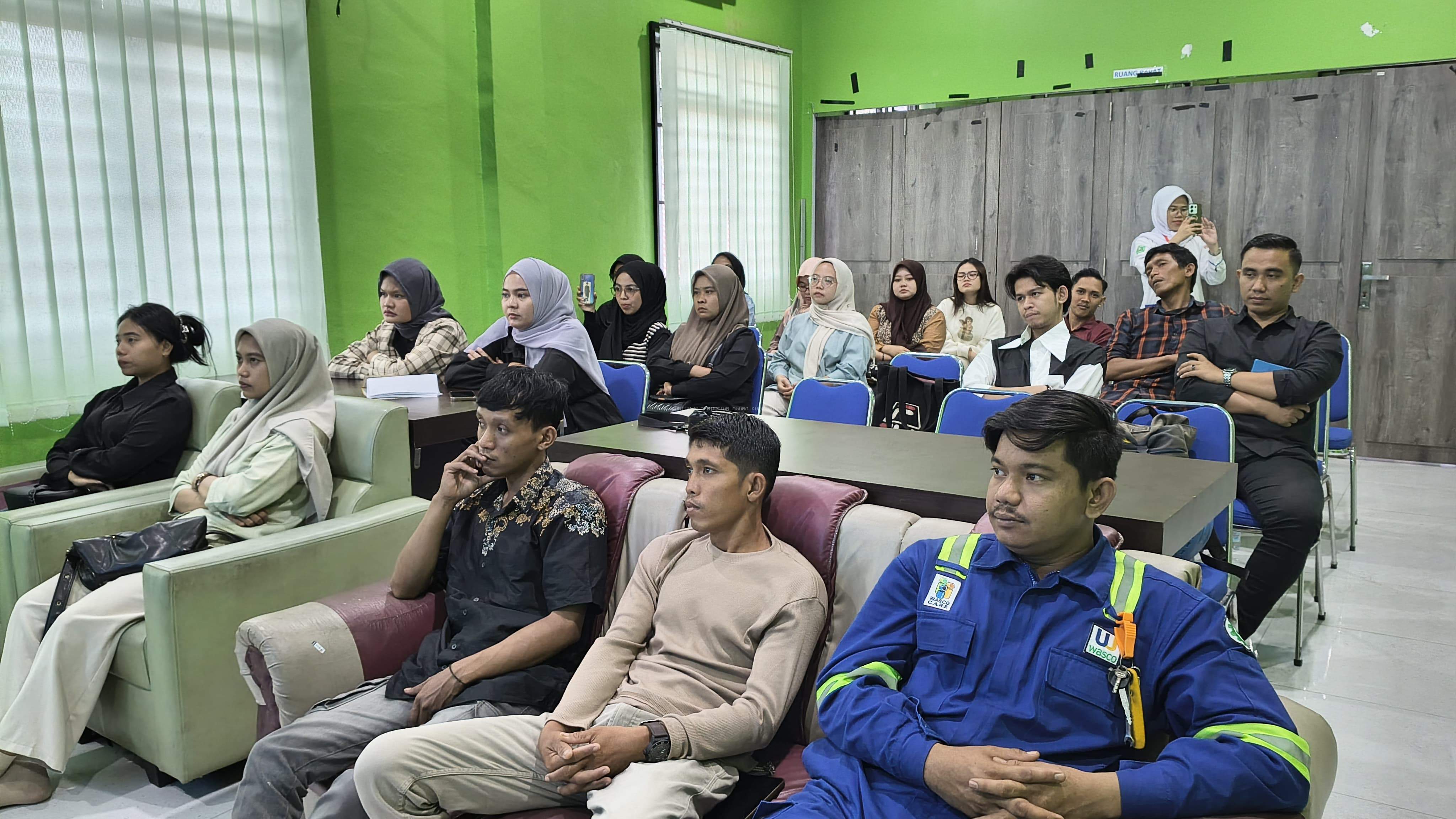 KUA Sekupang Bekali 10 Pasangan Calon Pengantin Ilmu Ketahanan Keluarga dan Kesehatan