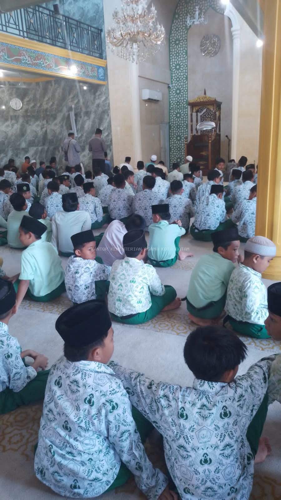 Menumbuhkan Karakter Islami melalui Sholat Zuhur Berjamaah