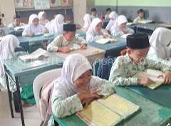 Siswa MIS Al-Muttaqin Tanjung Uma Membiasakan Tadarus Al-Qur’an Sebelum Pulang Sekolah