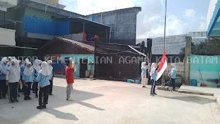 Sinergi dan Disiplin: Latihan Upacara Gabungan Kelas 6 MIS Al-Muttaqin Tanjung Uma