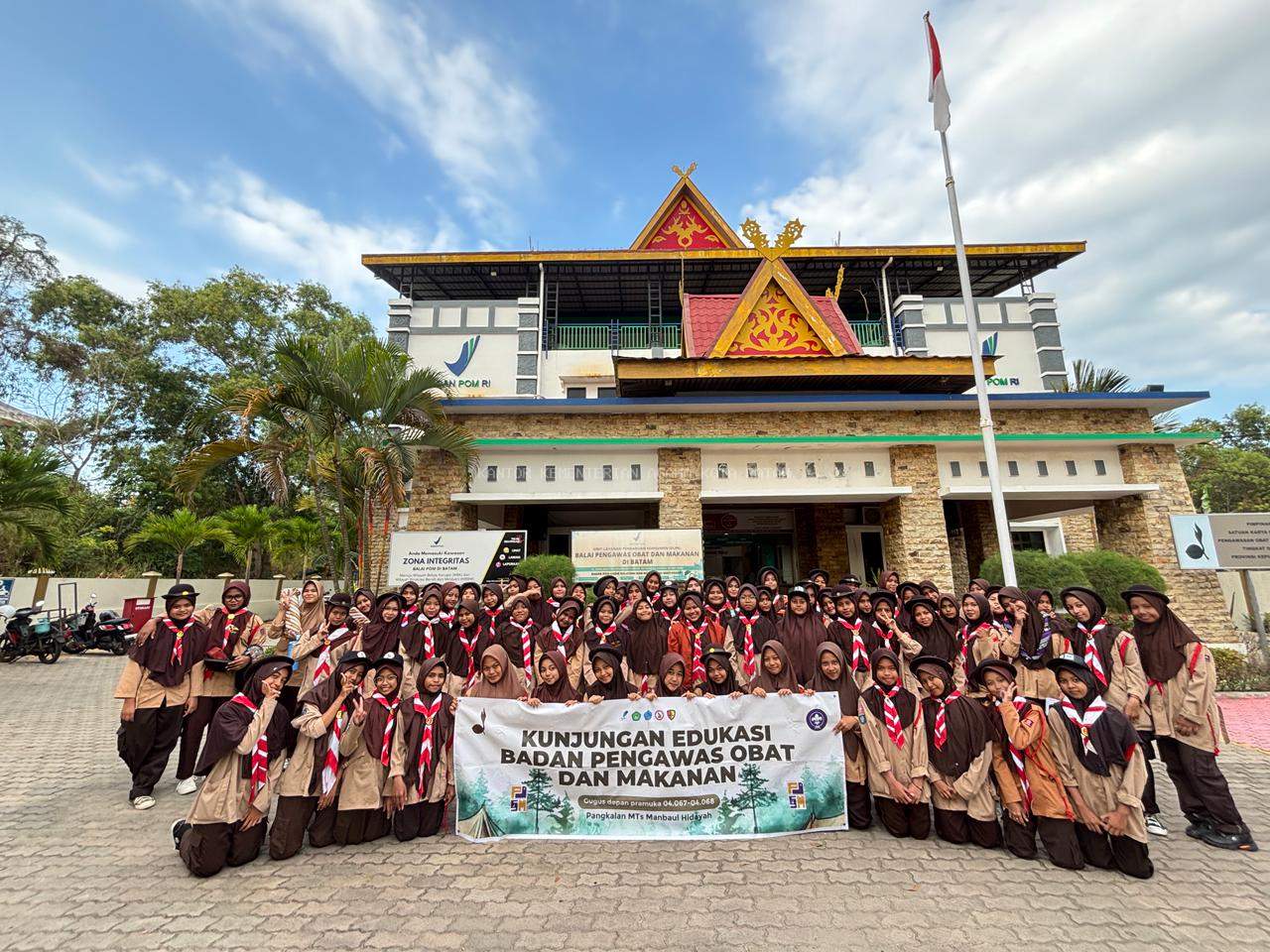 Siswa MTs Manba’ul Hidayah Batam Perdalam Edukasi Keamanan Produk di Kantor BPOM