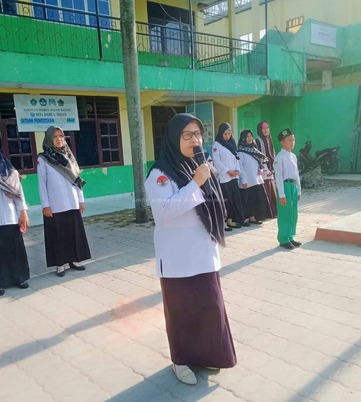 Siswa MTs Darul Ihsan Tunjukkan Kedisiplinan dalam Upacara Gabungan Yayasan