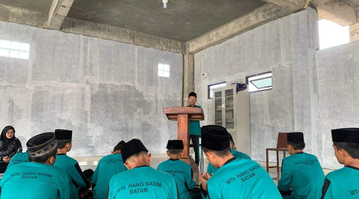 Praktik Khutbah Latih Kepercayaan Diri dan Kemampuan Dakwah Siswa MTs Hang Nadim Batam
