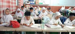 Geliat Semangat di Siang Hari: Intip Suasana Belajar Kelas 1A MIS Al-Muttaqin