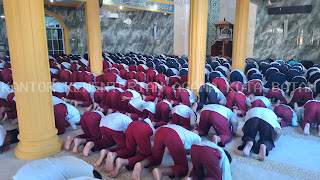 Memupuk Karakter Sejak Dini Suasana Syahdu Sholat Berjamaah Siswa MIS Al-Muttaqin di Masjid Al-Muttaqin Tanjung Uma