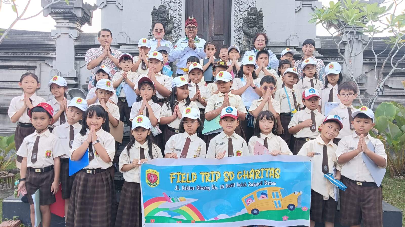 Siswa SD Charitas Batam Mengenal Lebih Dekat Moderasi Beragama di Pura Agung Amerta Bhuana