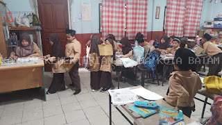 Budayakan Antre Sejak Dini Potret Ketertiban Kelas 1 A MIS Al-Muttaqin