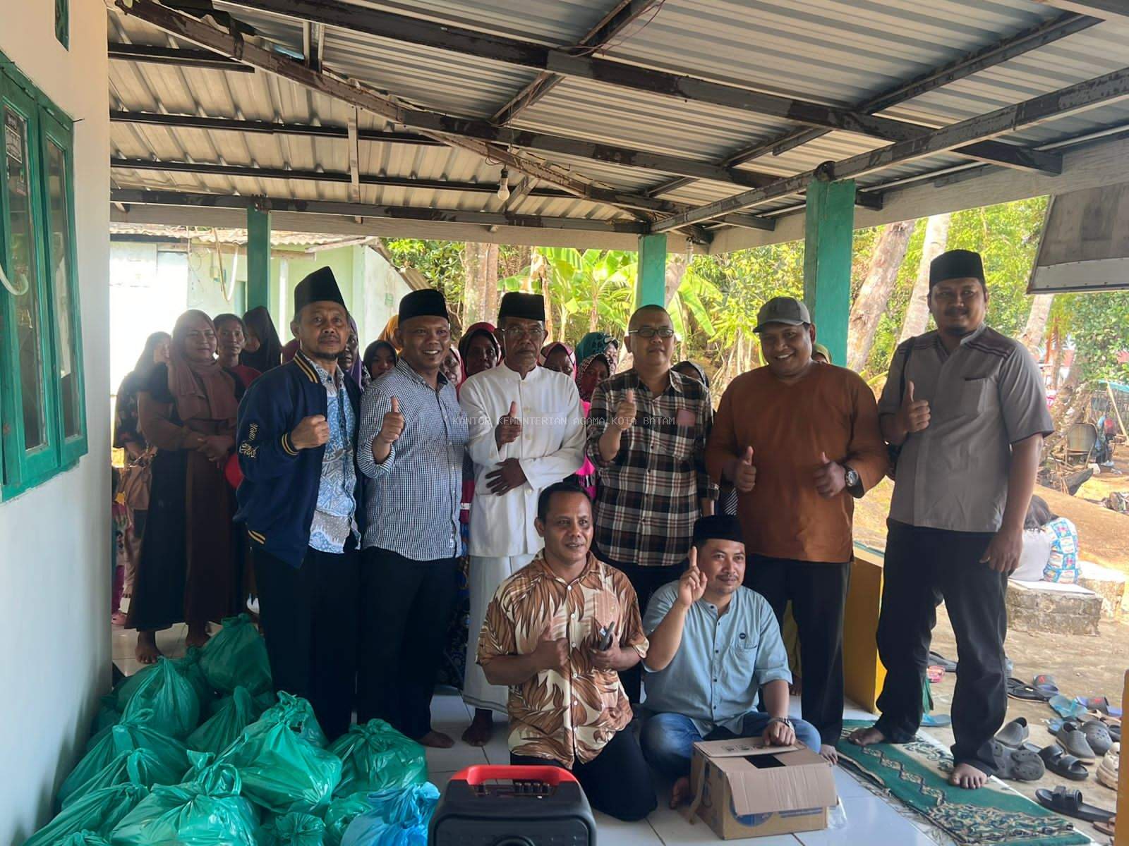 Merajut Ukhuwah di Pulau Terluar: KUA Nongsa dan Sagulung Salurkan Bansos Bagi Muallaf Suku Asli Selat Desa
