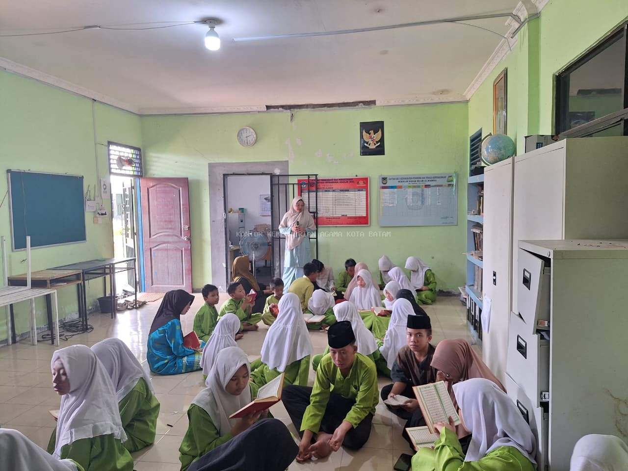 Momen Haru dan Khidmat, MTs Al-Madinah Tutup Pesantren Ramadhan 1447 H dengan Khatam Qur’an Bersama