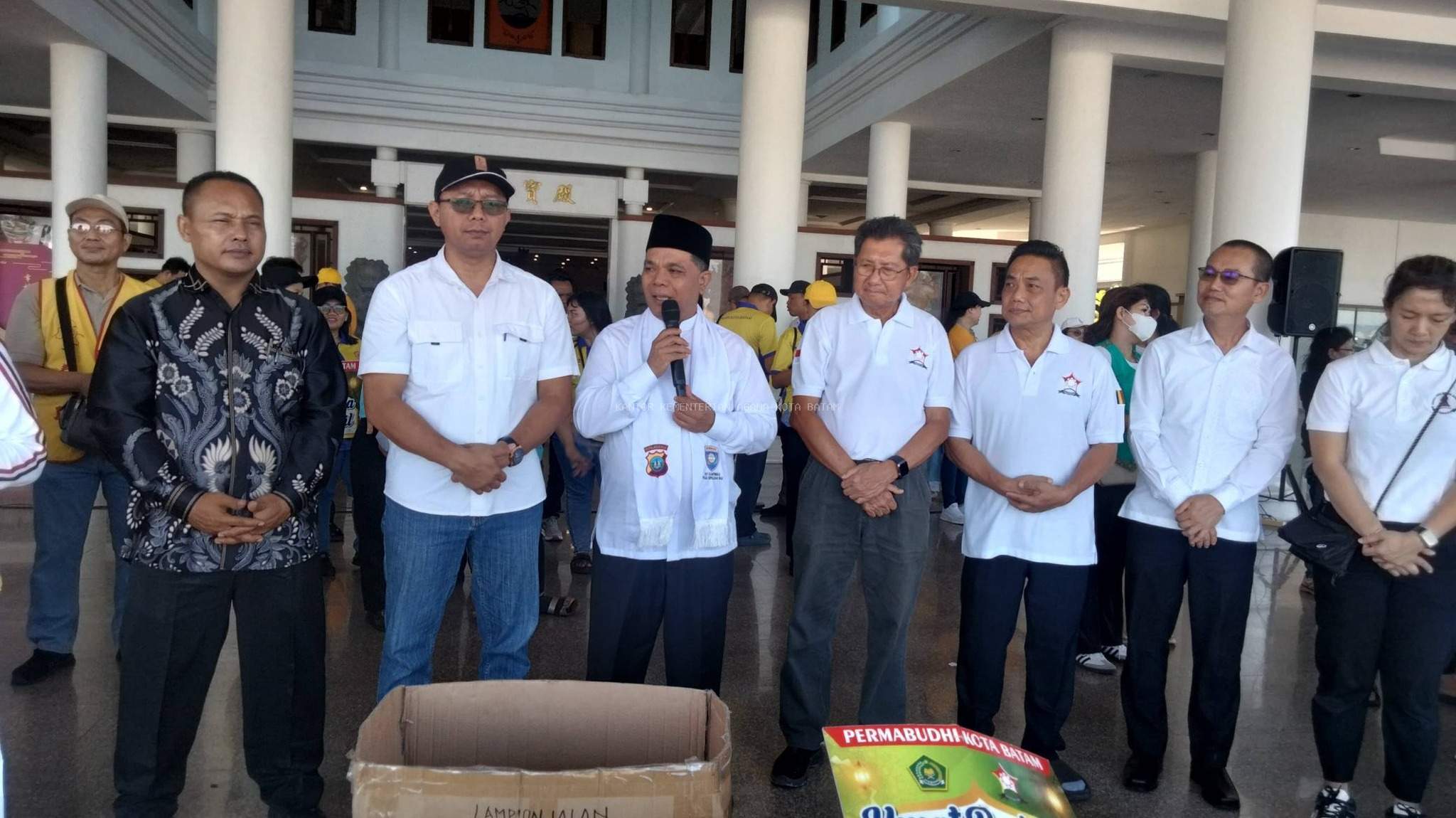 Umat Buddha Bersama Kemenag Gelar Pembagian Takjil di Berbagai Titik Kota Batam