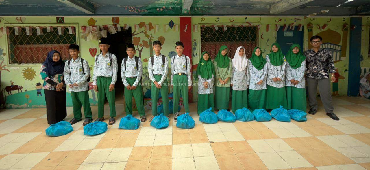 MTs Al-Muttaqin Batam Gelar Santunan Anak Yatim: Berbagi Kebahagiaan, Menyemai Harapan