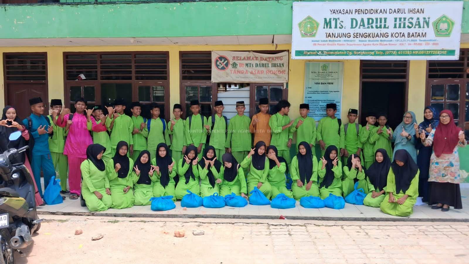 Siswa dan Guru MTs Darul Ihsan Batam Tebar Kebaikan di Bulan Ramadan Lewat Penyaluran Sembako