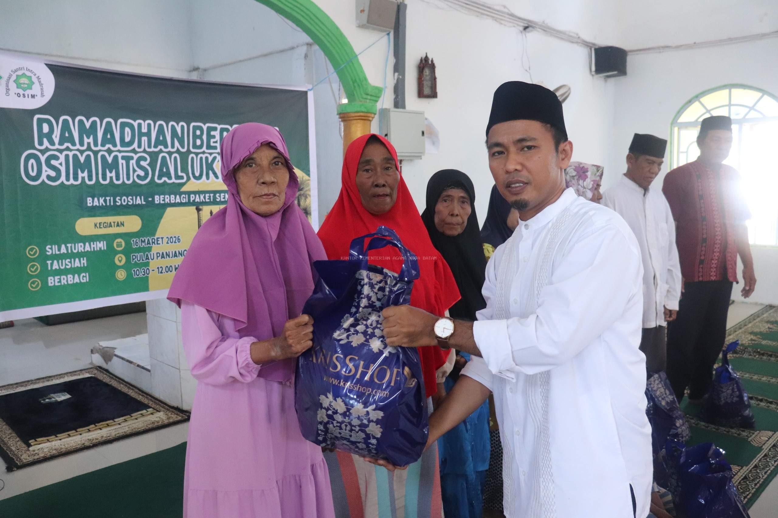 Tumbuhkan Empati, OSIM MTs Al Ukhuwah Gelar Aksi 'Ramadhan Berbagi' di Pulau Panjang