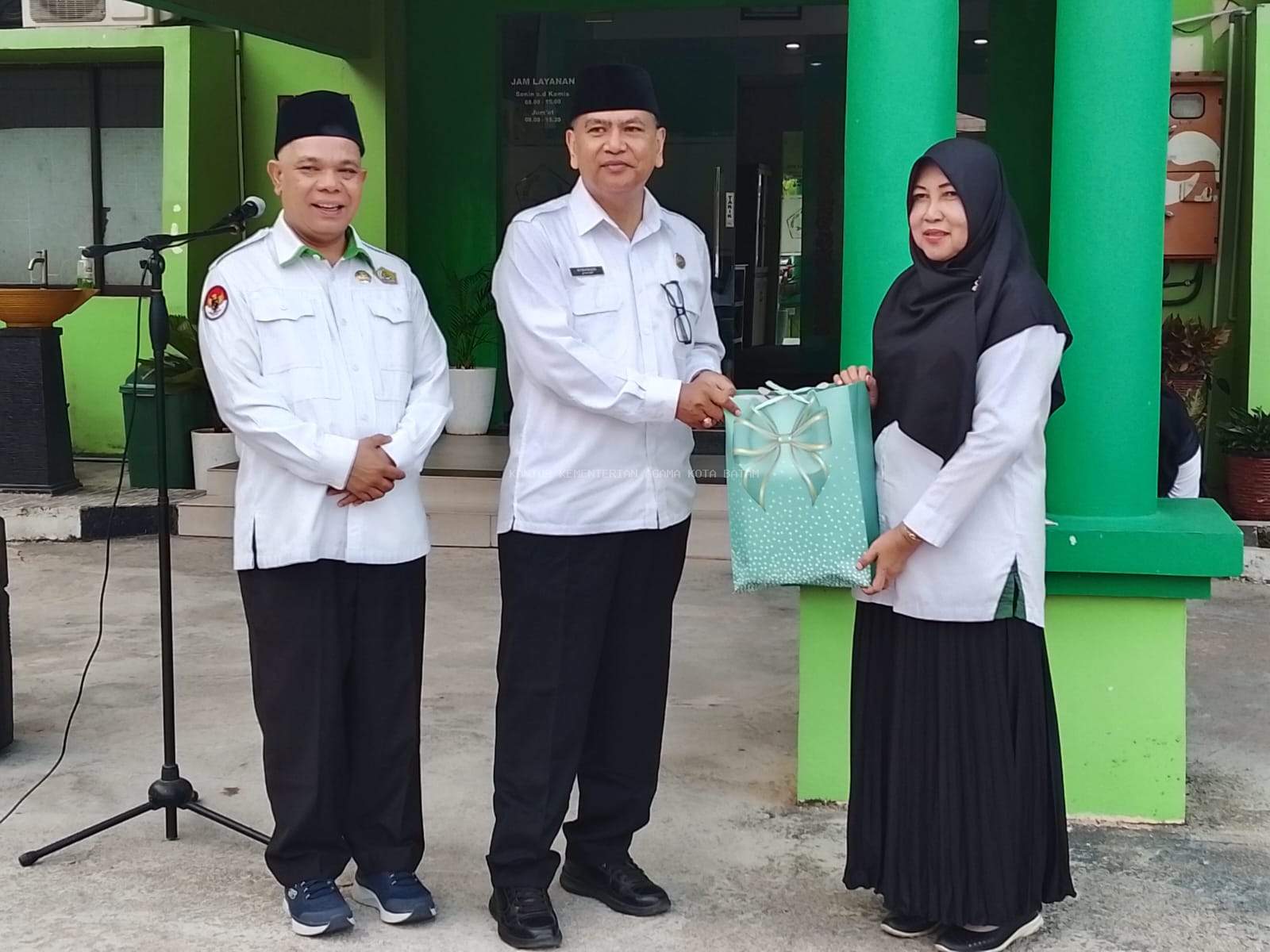 Apresiasi Pengabdian, Kakankemenag Batam Lepas Ibu Masithah Memasuki Masa Purna Tugas