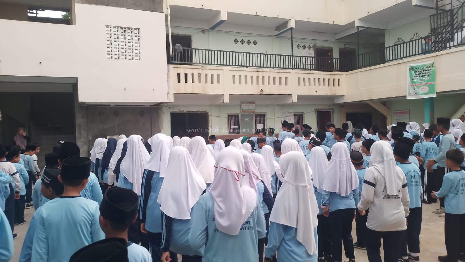 Ceria di Sabtu Pagi, Sinergi Guru dan Siswa MIS Al-Muttaqiin Tanjung Uma Lewat Senam Bersama