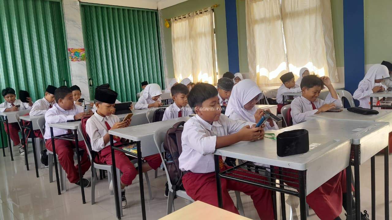 Pelaksanaan UTS Semester 2 Hari Kedua di MIS Al-Muttaqiin Tanjung Uma Berjalan Lancar