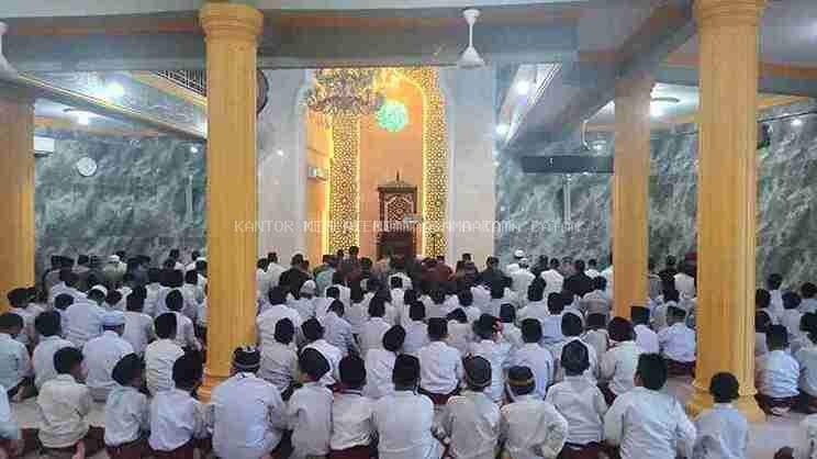 Siswa MIS Al-Muttaqiin Tanjung Uma Laksanakan Sholat Zuhur Berjamaah di Masjid Al-Muttaqiin