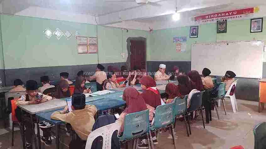 Hari Ketiga UTS Semester 2, Siswa MIS Al-Muttaqiin Tanjung Uma Tetap Semangat