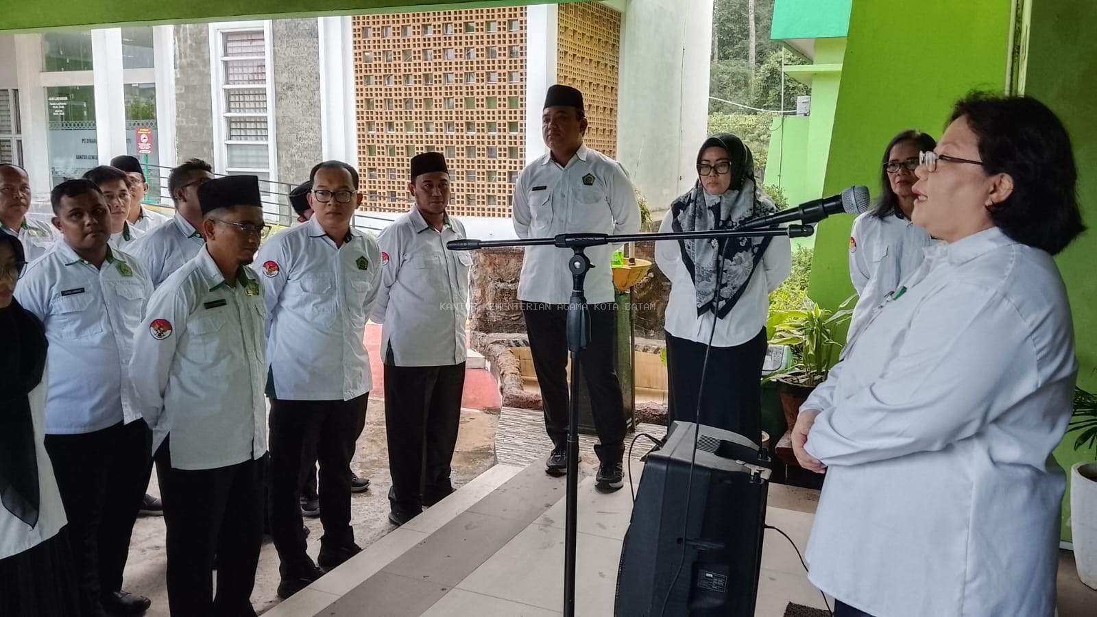 Meski Diguyur Gerimis, ASN Kemenag Batam Tetap Khidmat Ikuti Apel Pagi