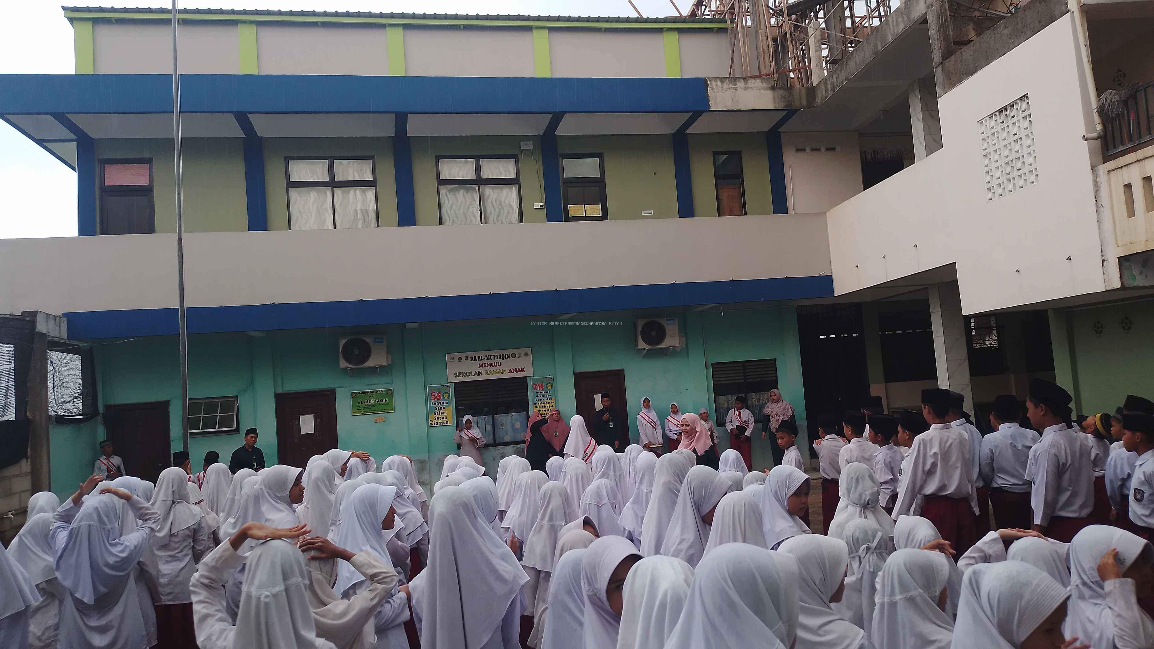 Semangat Tak Padam Meski Dihujani Gerimis, MIS Al-Muttaqiin Gelar Upacara Bendera Hari Senin