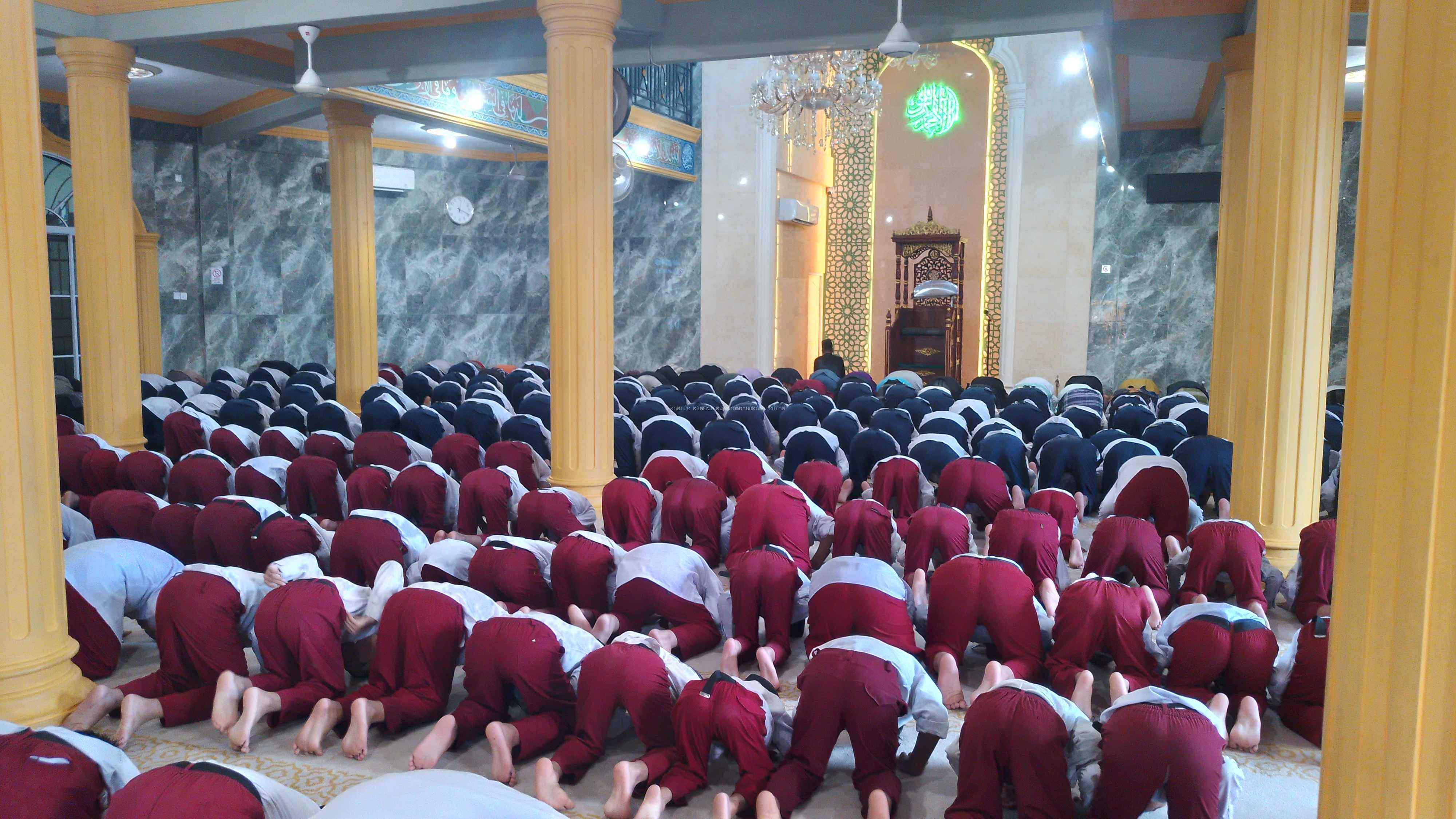 Semangat Ibadah dan Kedisiplinan, MIS Al-Muttaqiin Gelar Sholat Zuhur Berjamaah