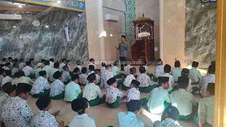 Semaian Spiritual di Pagi Hari MIS Al-Muttaqiin Tanjung Uma Gelar Pembiasaan Ibadah Bersama