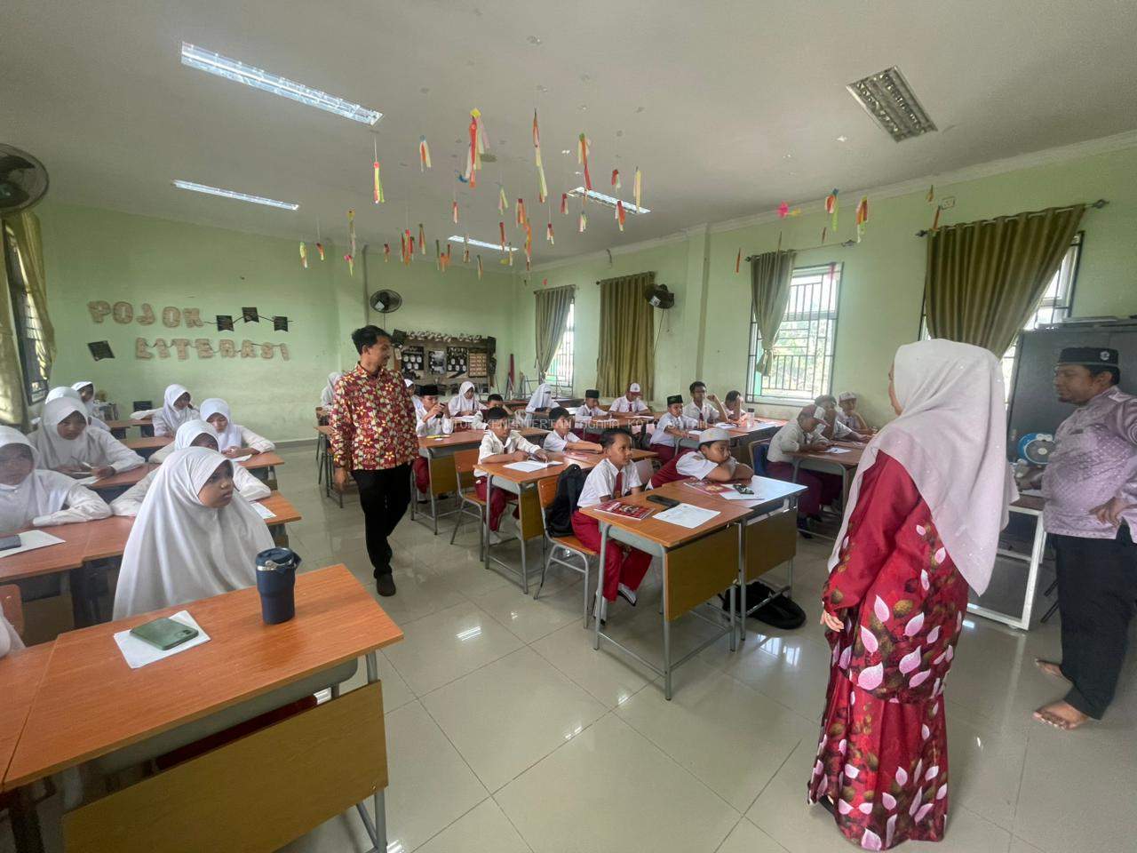 Kemenag Kota Batam Tinjau Pelaksanaan Tes Akademik CBT di MTsN 3 Batam