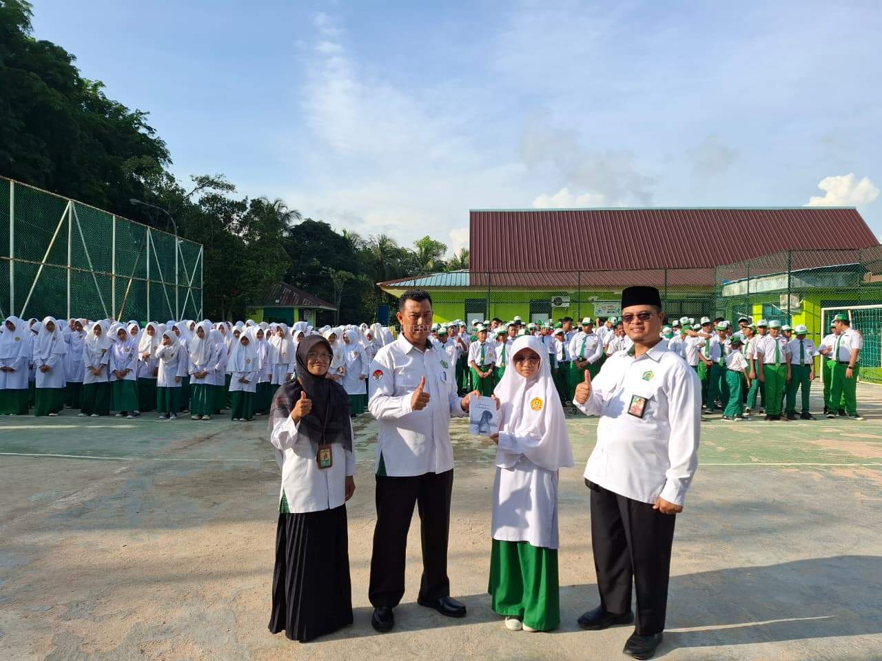 Siswa MTsN 2 Batam Hibahkan Novel Karya Sendiri, Perkuat Literasi Madrasah