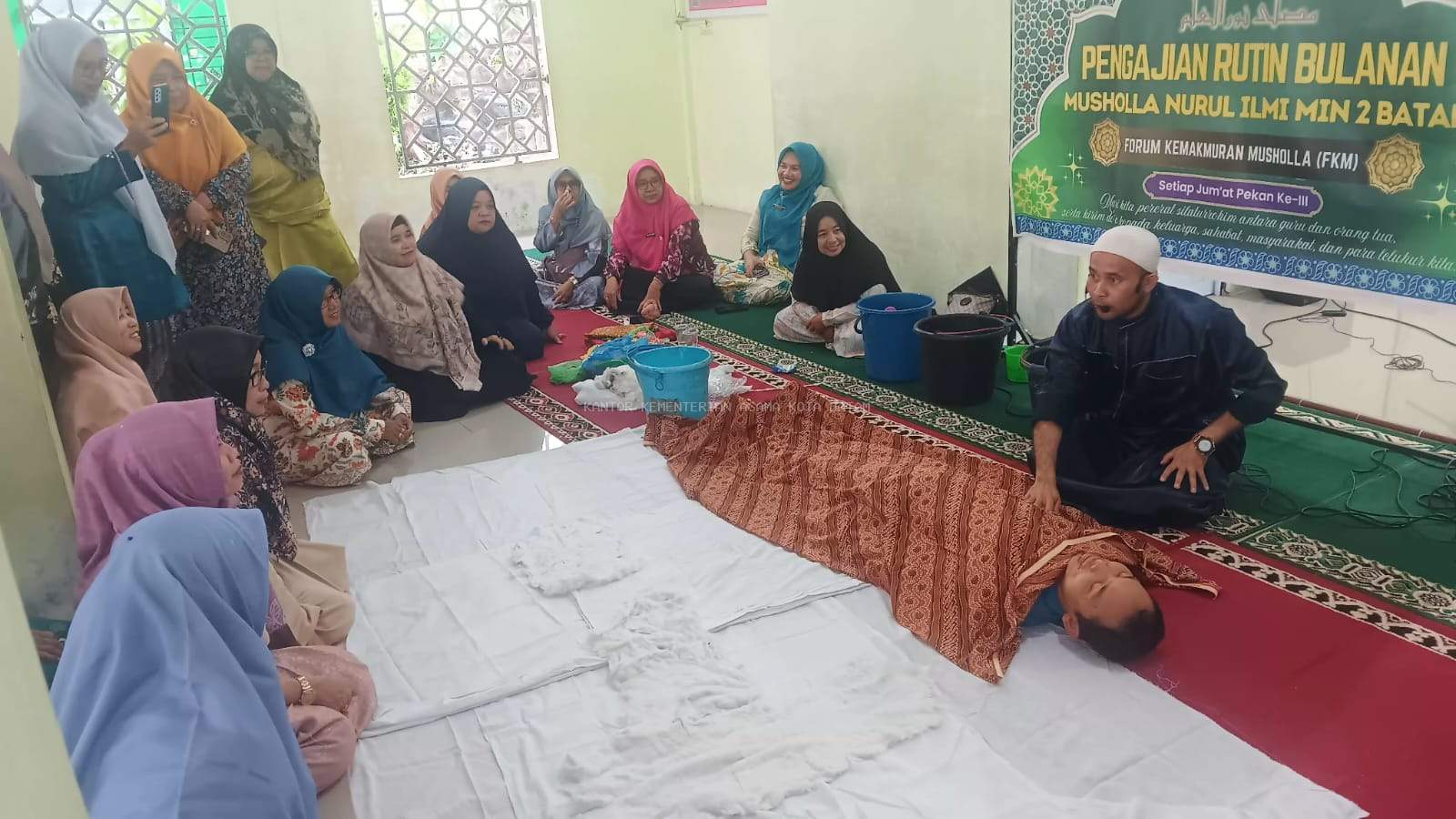 Pererat Silaturahmi dan Bekali Umat , lFKM MIN 2 Batam Gelar Praktik Fiqih Jenazah