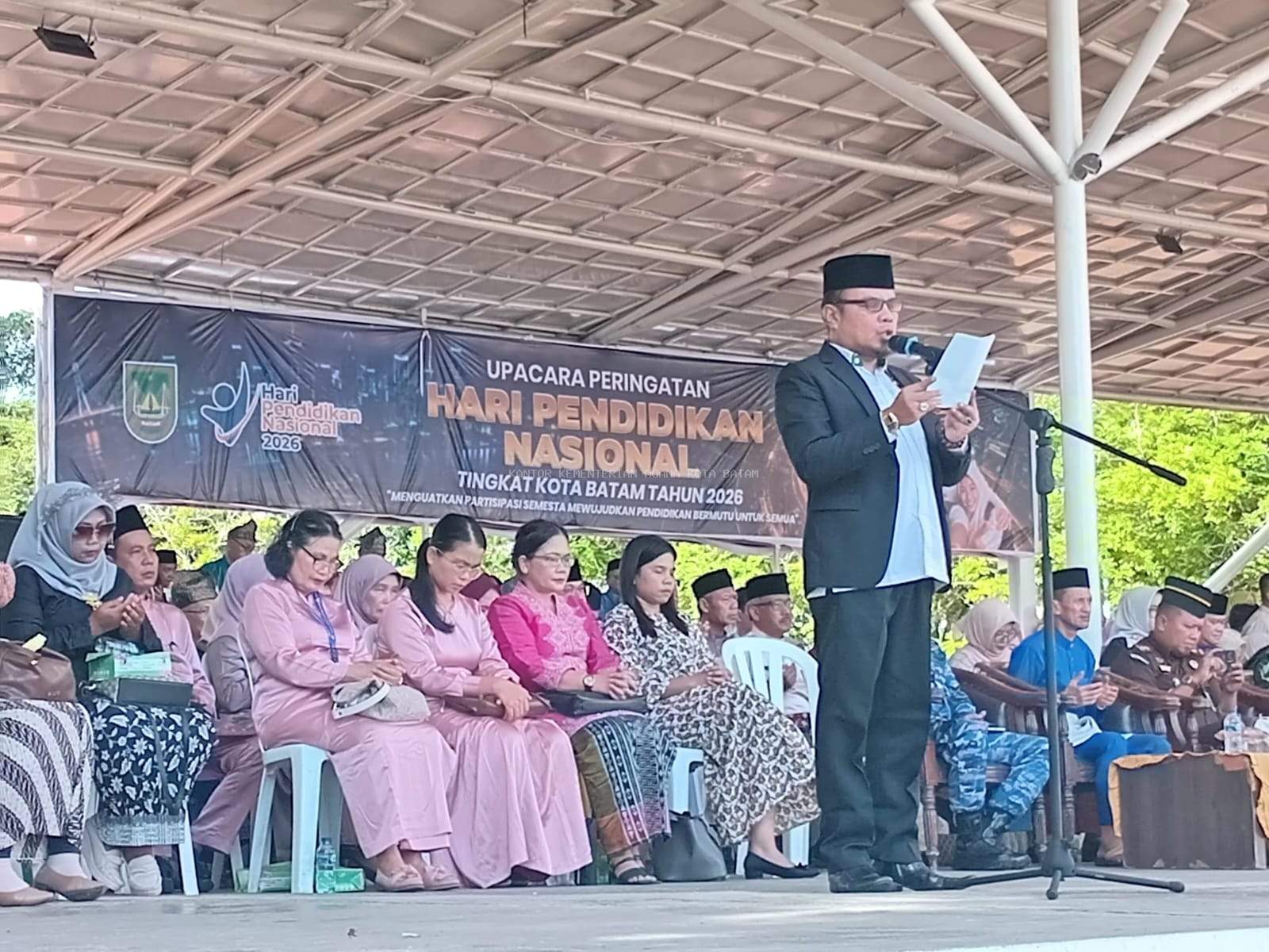 Plh. Kepala Kemenag Batam, Resdin Efendi Pasaribu, Khidmat Pimpin Doa pada Upacara Hardiknas 2026