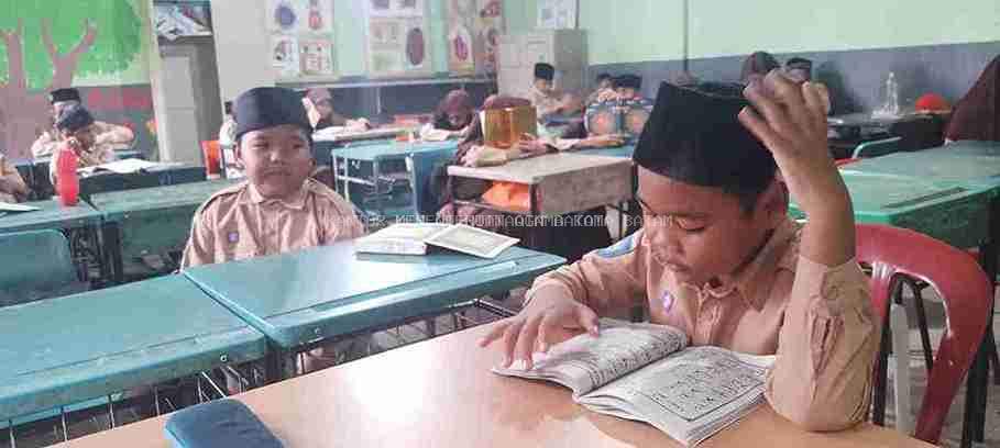 MI Al-Muttaqiin Tanjung Uma Batam Anak-Anak Belajar Baca Tulis Al-Qur’an Setelah Sholat Zuhur Berjamaah
