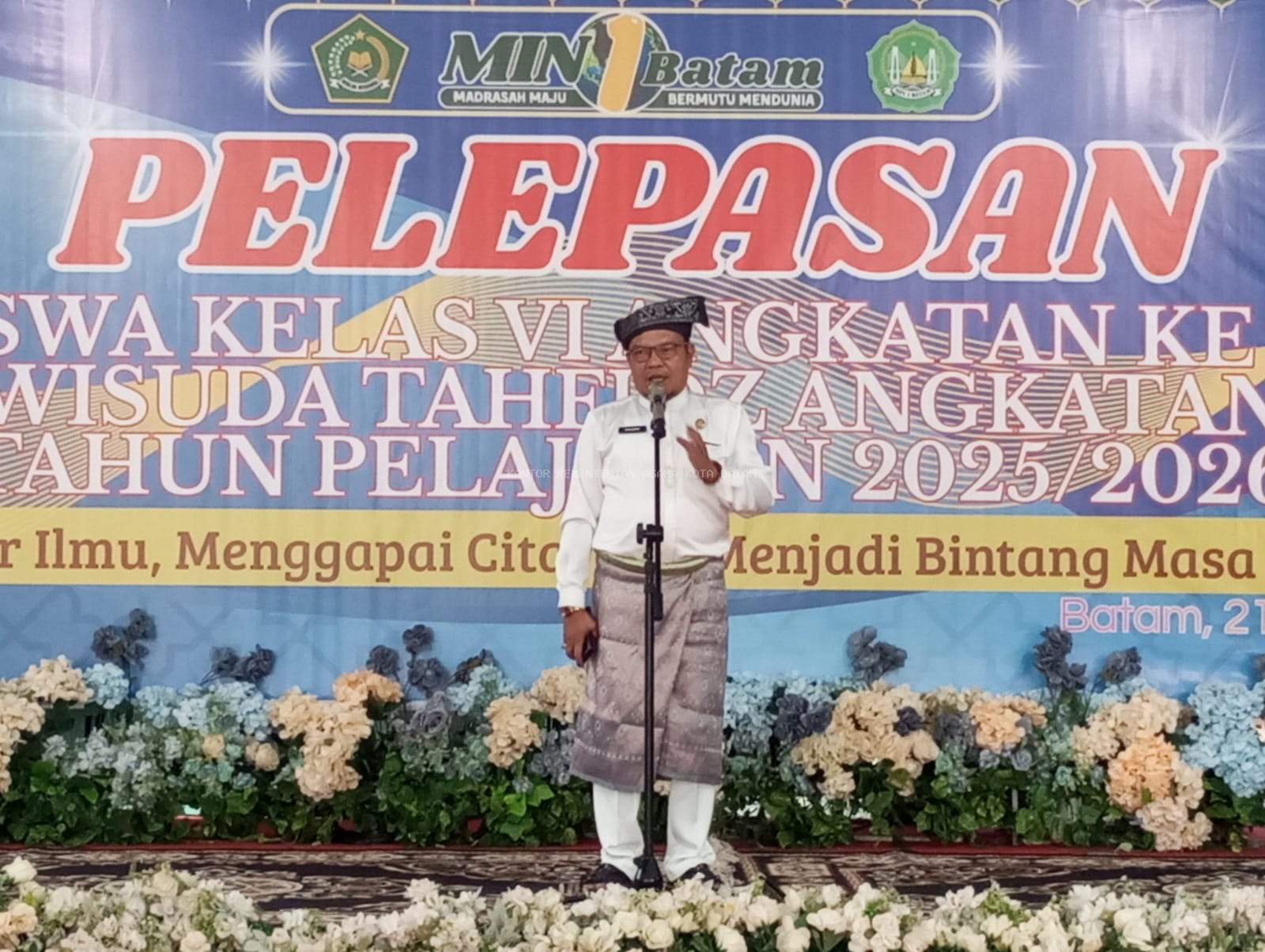 Pelepasan Siswa-Siswi MIN 1 Batam: Plh Kakankemenag Tekankan Pentingnya Adab di Atas Ilmu